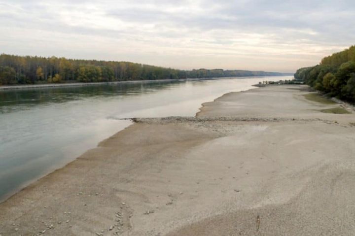 Падіння рівня води у річці Дунай