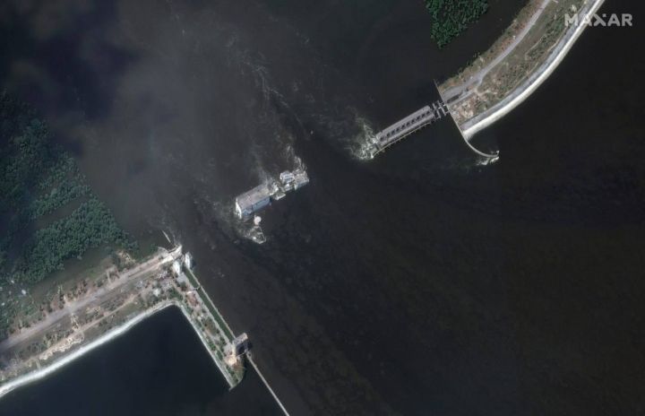 Зруйнована рашистами дамба Каховської ГЕС на супутниковому знімку MAXAR від 7 червня 2023 року