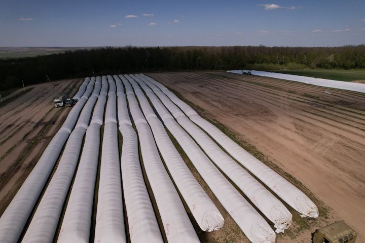 Зерно на елеваторі «Агродар-Бар» у полімерних рукавах, квітень 2025 року Зерно на елеваторі «Агродар-Бар» у полімерних рукавах, квітень 2025 року