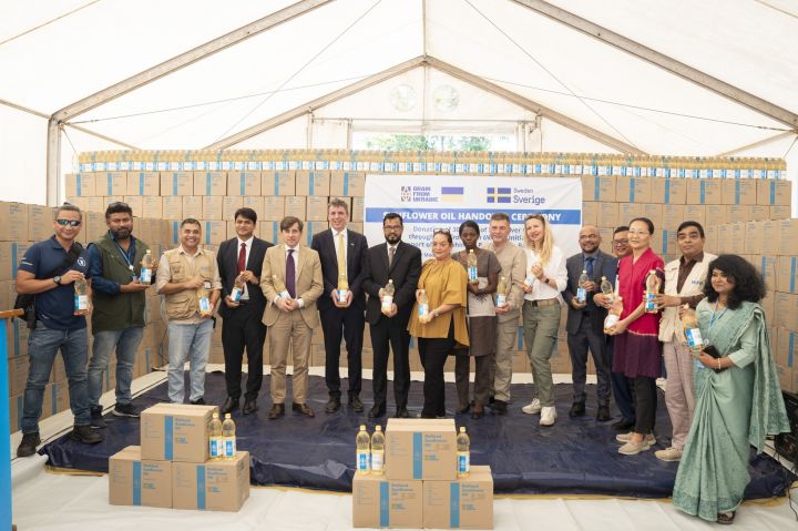 Передача соняшникової олії владі Бангладеш 3 грудня 2025 року Передача соняшникової олії владі Бангладеш 3 грудня 2025 року