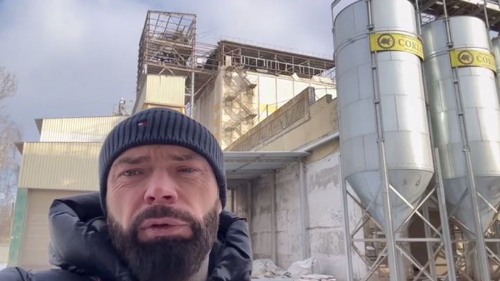 Міський голова Златополя Микола Бакшеєв на фоні пошкодженого підприємства