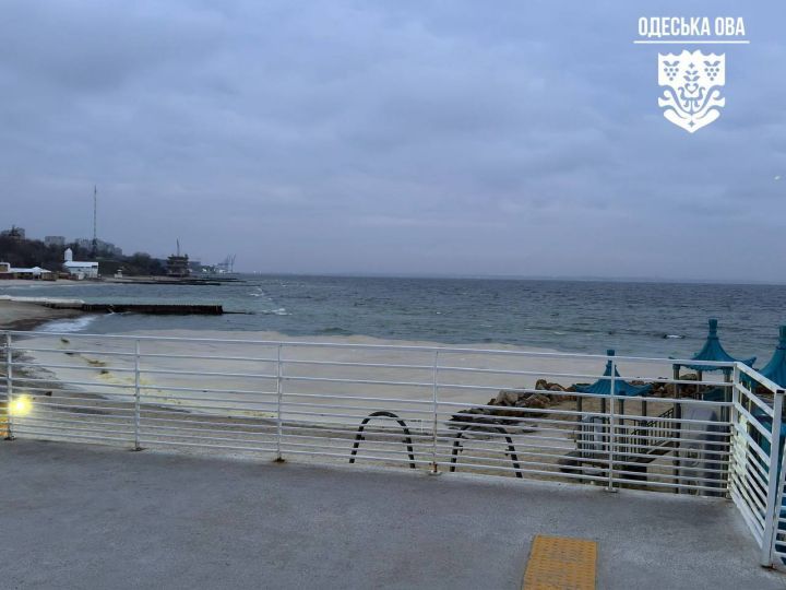 Плями олії біля берегів Одеси після атаки РФ на термінал у Південному 20 грудня 2025 року