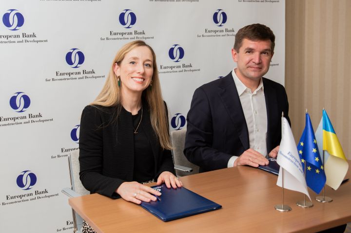 Підписанти угоди Соня Джордан-Кірван, директорка Європейського банку реконструкції та розвитку (ЄБРР) з питань гендерної рівності та економічної інклюзії, та Сергій Волков, CFO Кернел