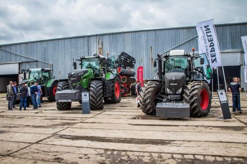 Тракторы Fendt на дне поля компании «Цеппелин Украина» Тракторы Fendt на дне поля компании «Цеппелин Украина»