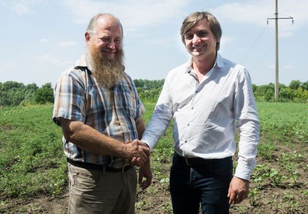 Алексей Дон, владелец органического фермерского хозяйства «А.П. Дон» (слева) и Олег Максак, исполнительный директор агрохолдинга «Арника» (справа)