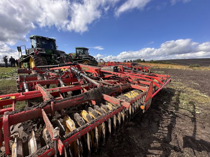 Культиватор Väderstad Opus під час роботи в полі