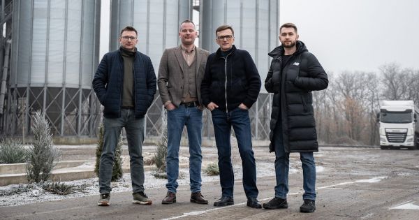 (L-R) Головний редактор Latifundist.com Костянтин Ткаченко, директор «Агро КМР» Клеман Кусан, керівник проєкту Open Agribusiness Сергій Вітер і головний технолог Open Agribusiness Богдан Джурабаєв