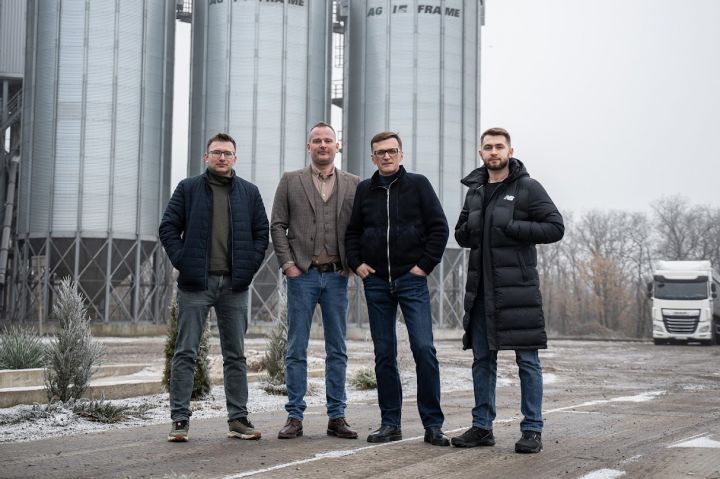 (L-R) Головний редактор Latifundist.com Костянтин Ткаченко, директор «Агро КМР» Клеман Кусан, керівник проєкту Open Agribusiness Сергій Вітер і головний технолог Open Agribusiness Богдан Джурабаєв