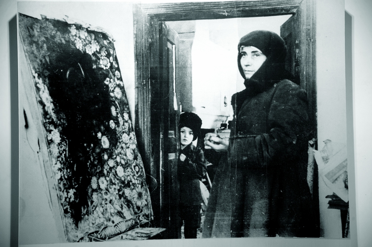 Катерина Білокур пише картину «Цар-Колос» у своїй хаті в Богданівці, 1950-ті роки