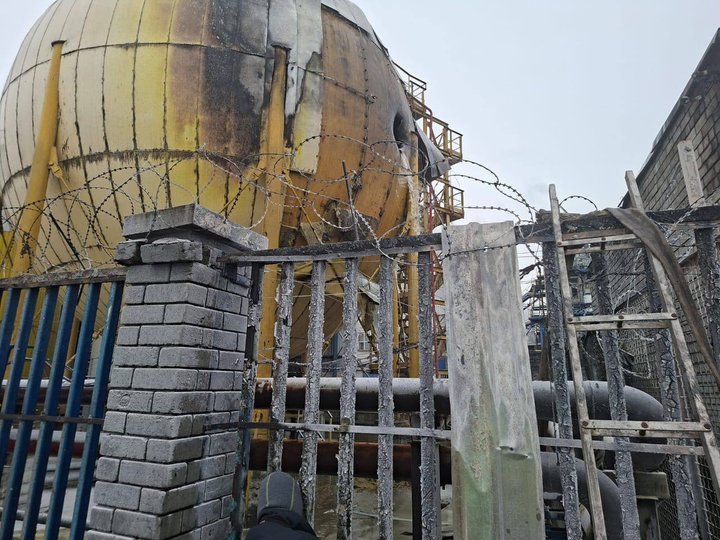 Пошкоджена цистерна з соняшниковою олією на заводі Bunge. Фото: ДСНС України