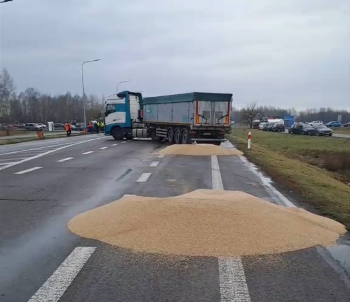 Польські фермери висипали на дорогу українське зерно. Фото: Телеграм Андрія Садового