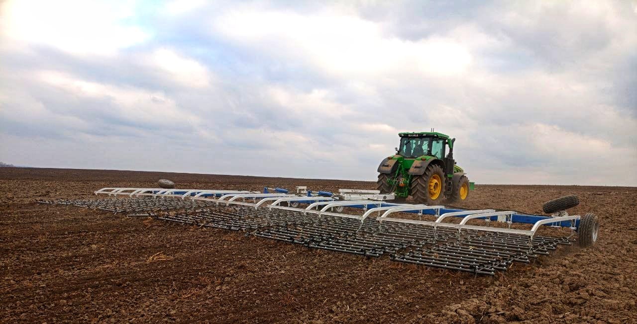 Закриття вологи під посіви сої на полях «ТАС Агро Захід». Фото: Facebook