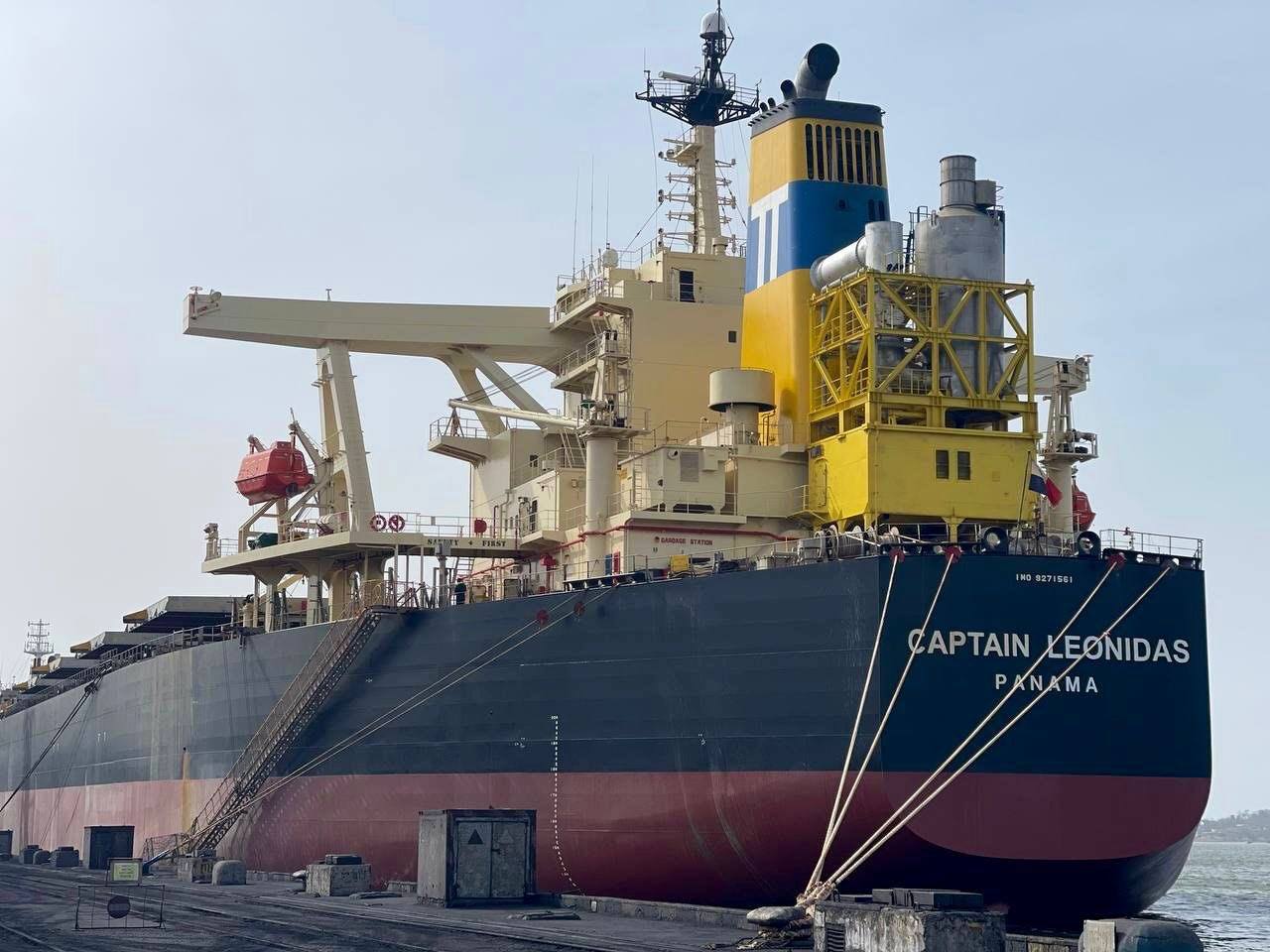 Судно CAPTAIN LEONIDAS (Панама) у порту «Південний» завантажене 195,7 тис. т зерна. Фото: Олександр Кубраков Судно CAPTAIN LEONIDAS (Панама) у порту «Південний» завантажене 195,7 тис. т зерна. Фото: Олександр Кубраков