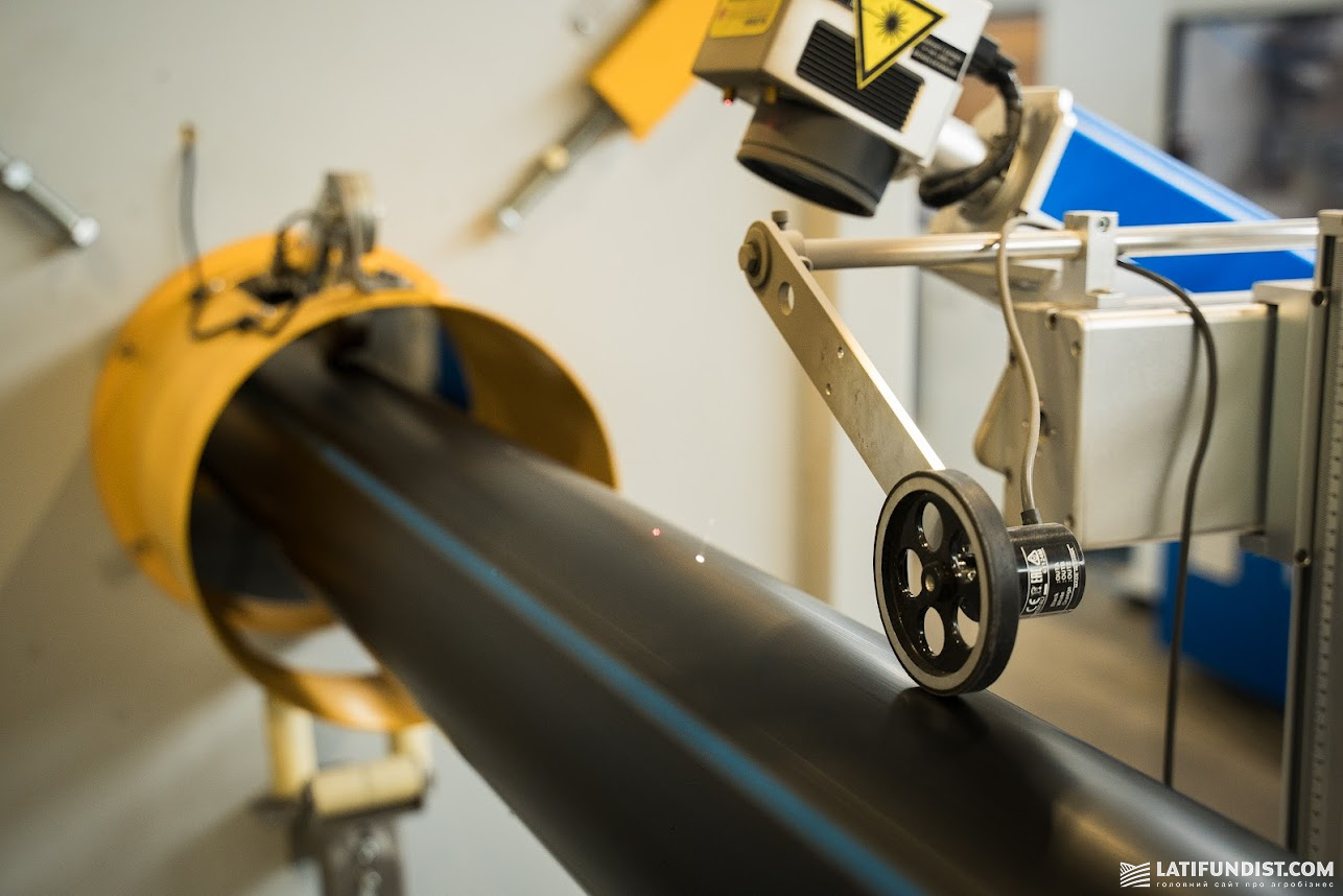 Маркування на трубу наносять лазером, тому воно зберігається на ній протягом усього терміну експлуатації