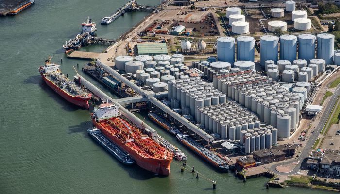 Один із найбільших портів Єгипту — Адабія. Обробляє зерно, харчові продукти, цемент, рис, цукор, пальмову олію тощо Один із найбільших портів Єгипту — Адабія. Обробляє зерно, харчові продукти, цемент, рис, цукор, пальмову олію тощо