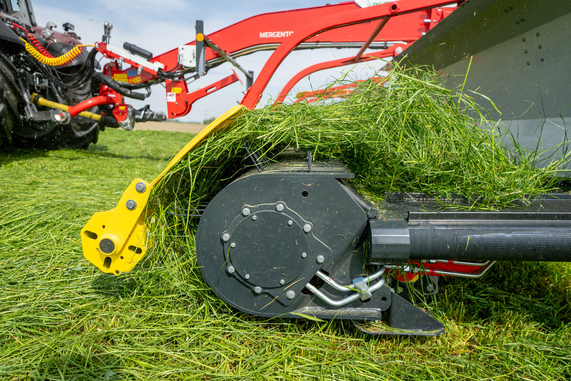 На здатність підбирати коротку траву впливає висота притискного вальця та діаметр підбирача 