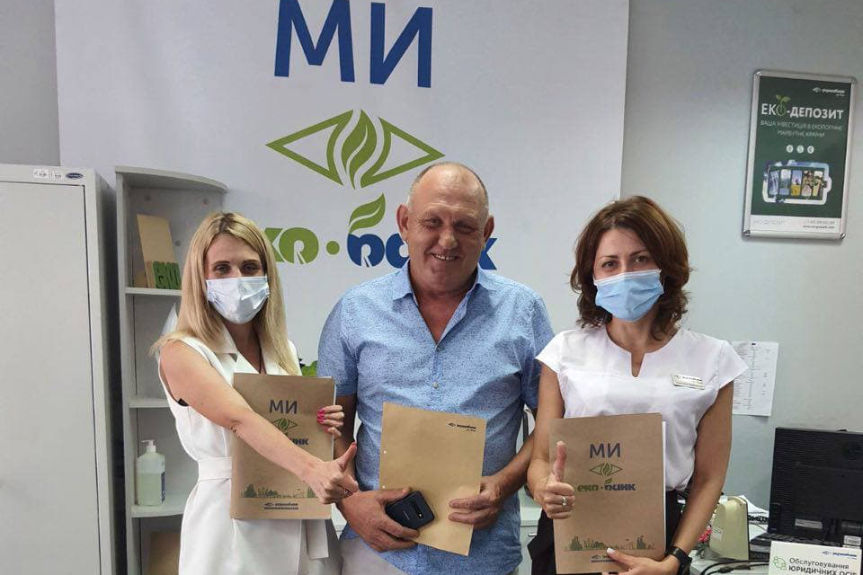 Ukrgasbank employees and a farmer who has been granted a loan for the purchase of farmland in Ukraine