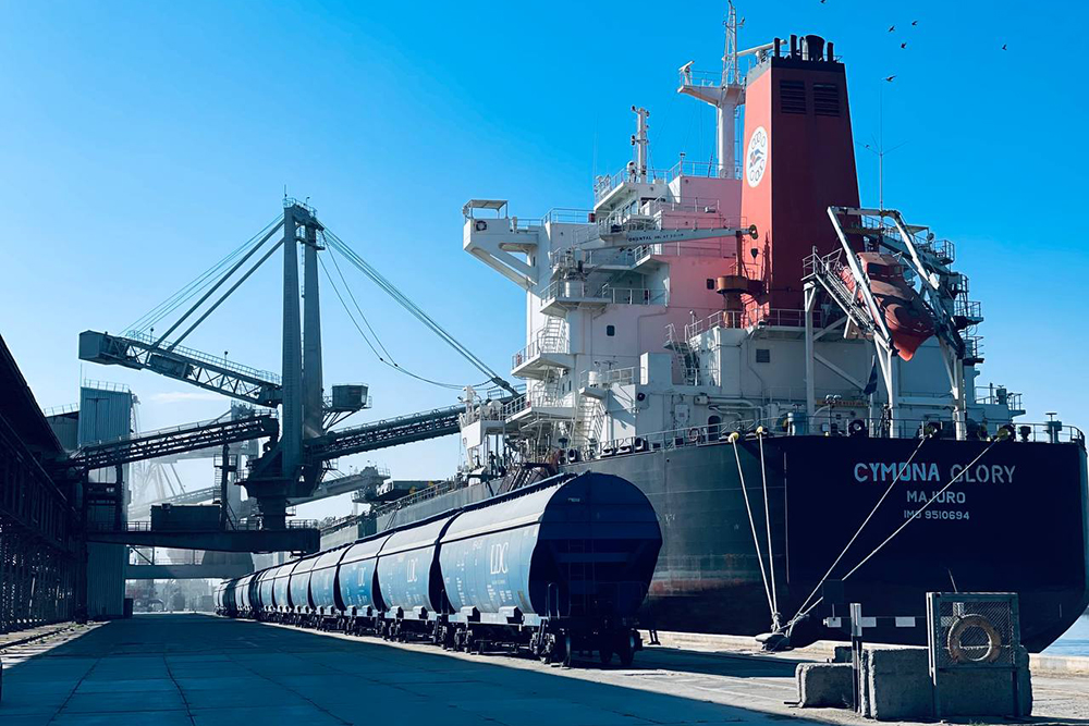 Bulk carrier Cymona Glory being loaded at the SSP Nika-Tera in Mykolaiv, Ukraine. October 2021