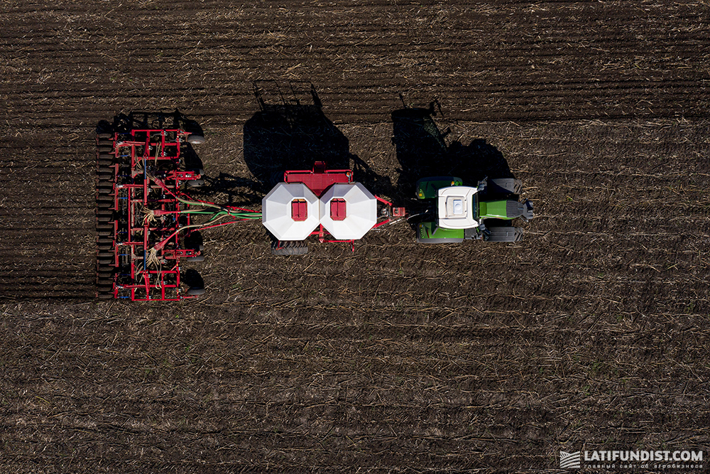 Elvorti sowing complex towed by Fendt 724 Vario tractor operating in a field in Sumy region
