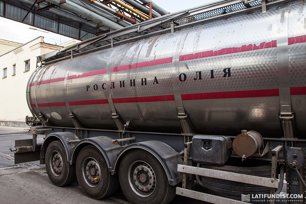 Sunflower oil tank truck trailer at an oilseed crushing plant in Ukraine