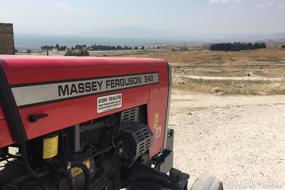 Трактор Massey Ferguson у господарстві у Туреччині