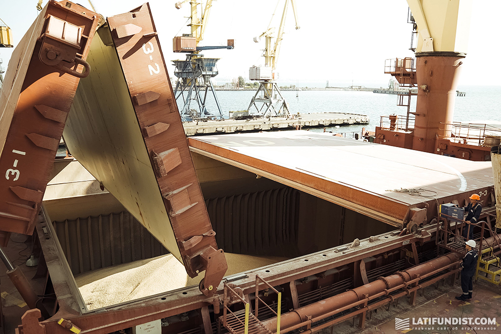 Grain loading on the vessel