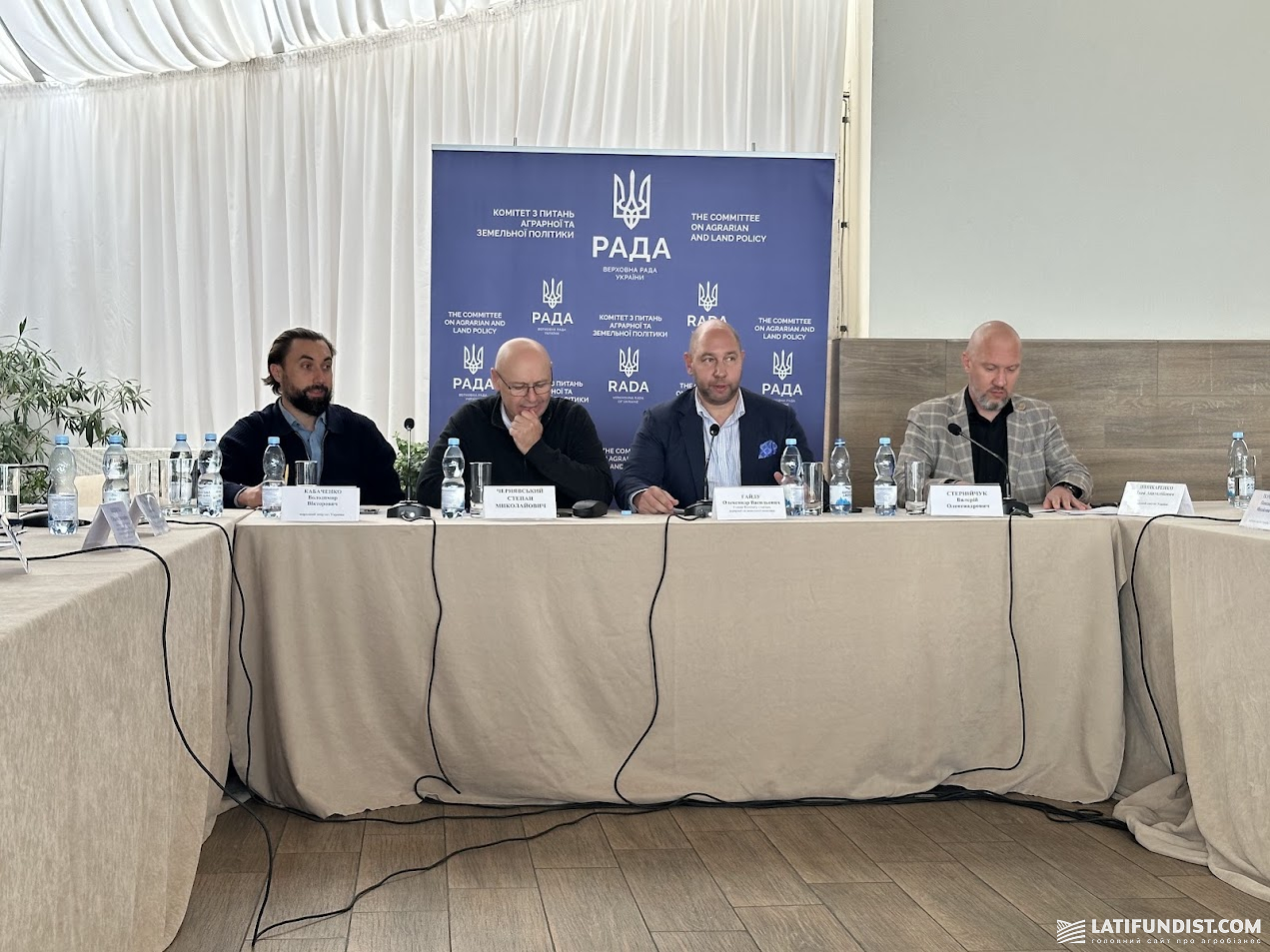 Круглий стіл в Одесі навколо оренди земель в акваторіях портів. Фото: Latifundist.com Круглий стіл в Одесі навколо оренди земель в акваторіях портів. Фото: Latifundist.com