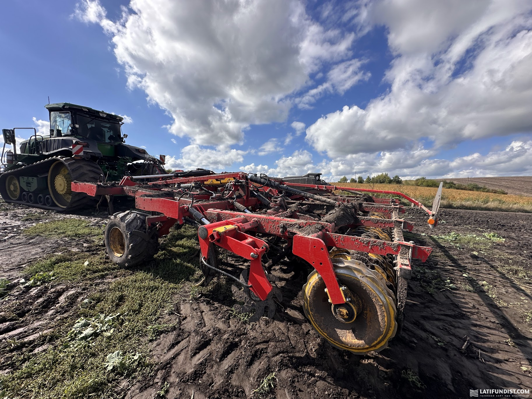 Трактор John Deere з культиватором V&auml;derstad Opus на полі