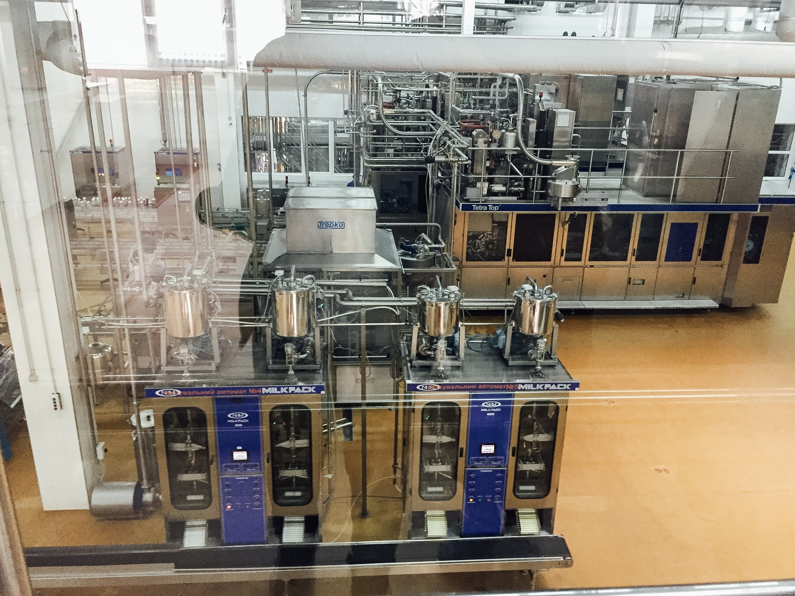 В цеху молзавода компанії «Люстдорф» В цеху молзавода компанії «Люстдорф»