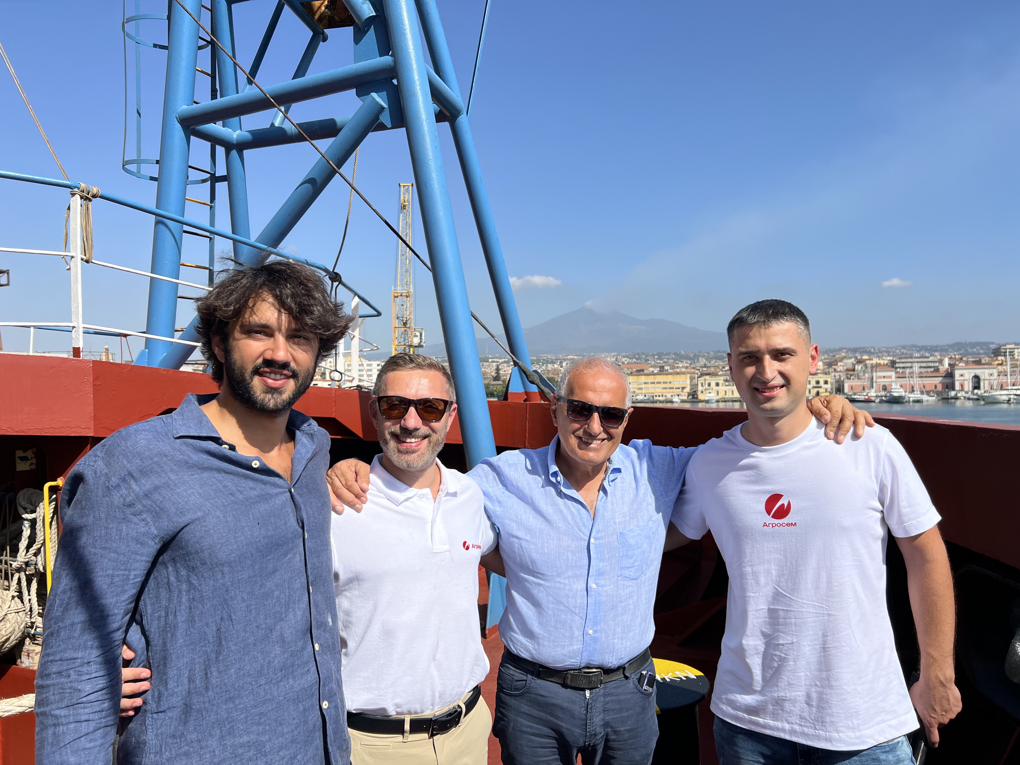 Порт Катанія, Сицилія, Італія. Разом з покупцем, якому ми доставили корабель з українською кукурудзою