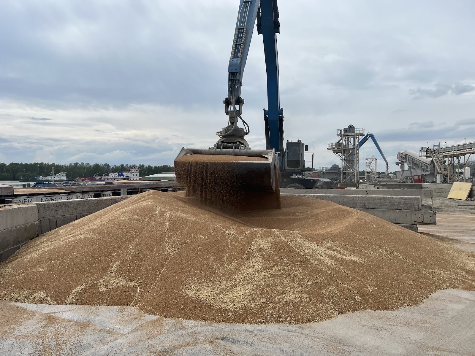 Перевалка зерна в Дунайських портах. Джерело фото: Міністерство інфраструктури 