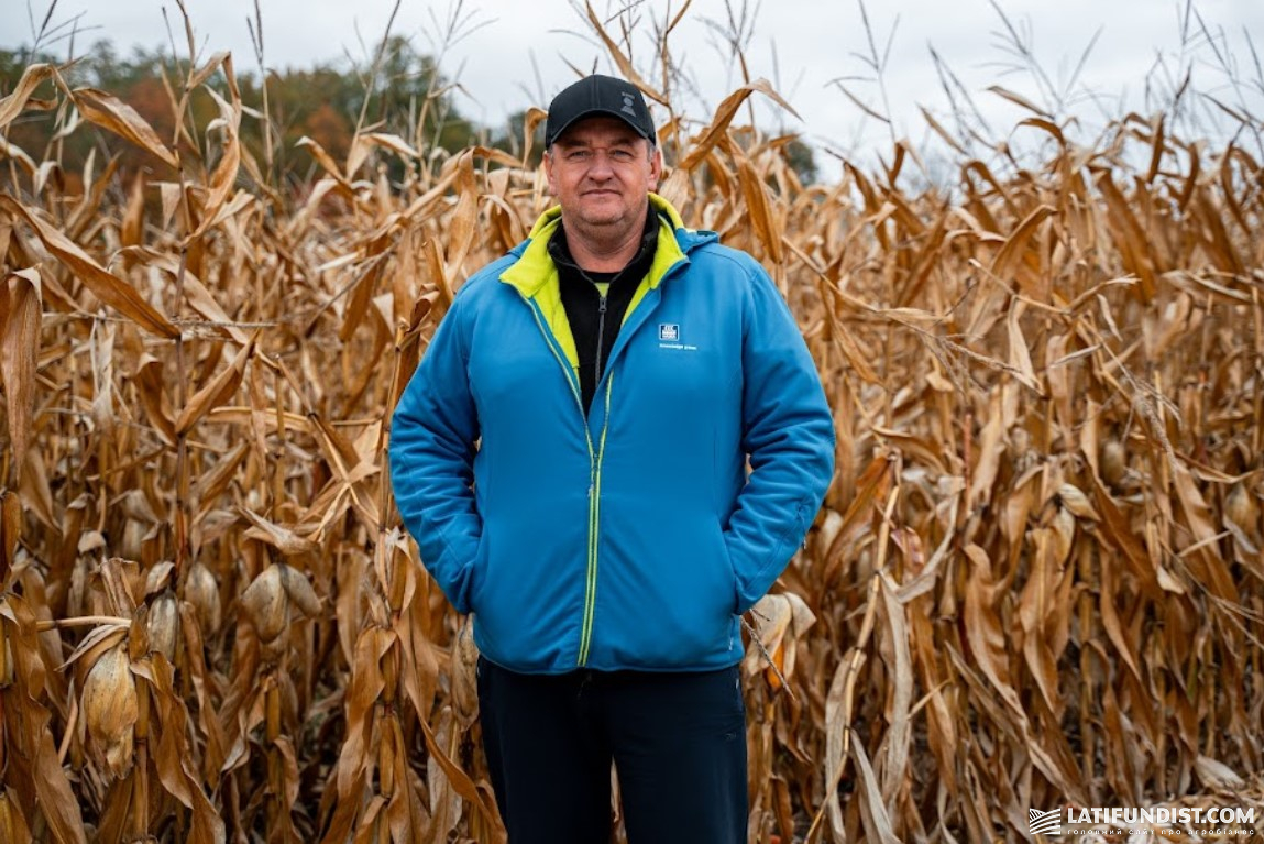 Головний агроном Володимир Кононенко на зборі кукурудзи Головний агроном Володимир Кононенко на зборі кукурудзи