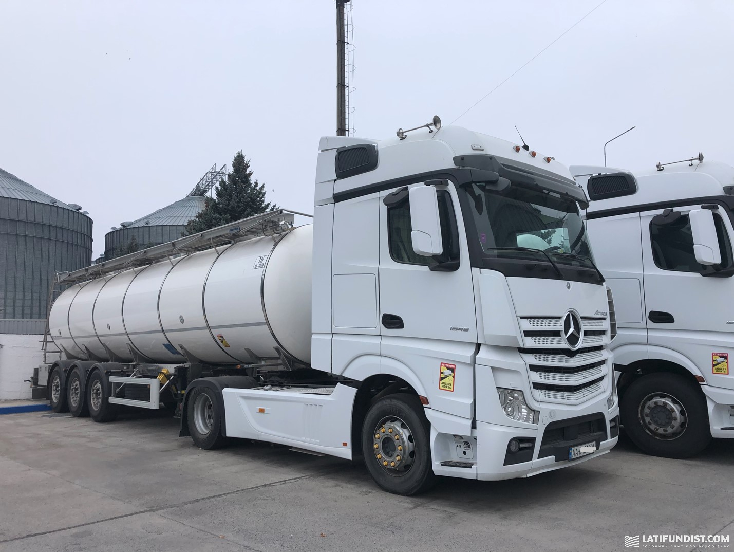 Вантажівка Mercedes. Фото: Latifundist.com