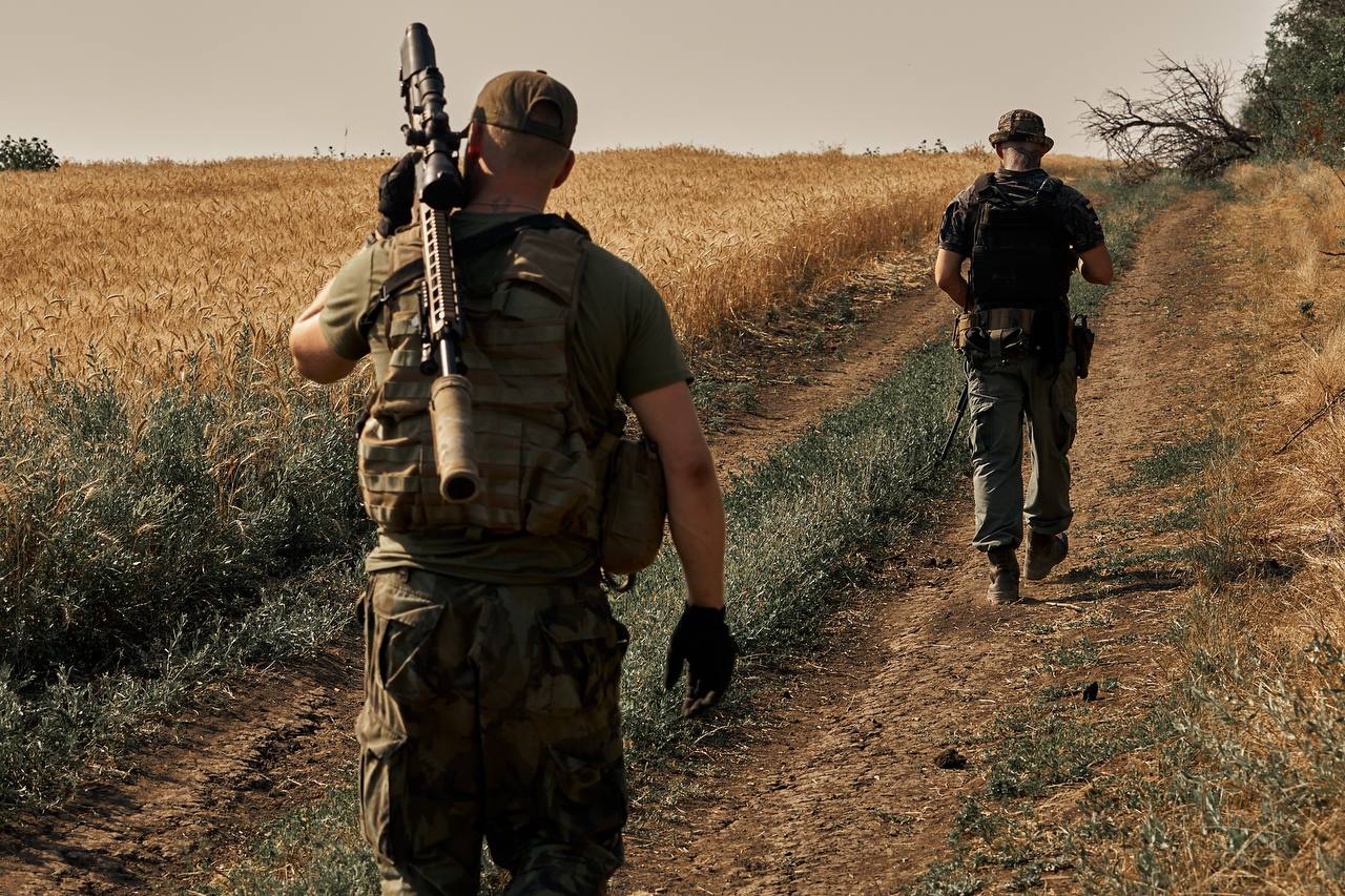 Українські воїни в полях