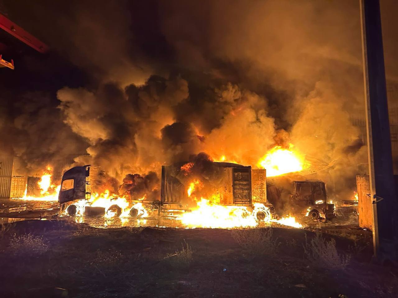 Удар балістичною ракетою по контейнеровозу SHUI SPIRIT в порту Чорноморськ, 9 жовтня 2024 року. Фото: ДСНС Одещини