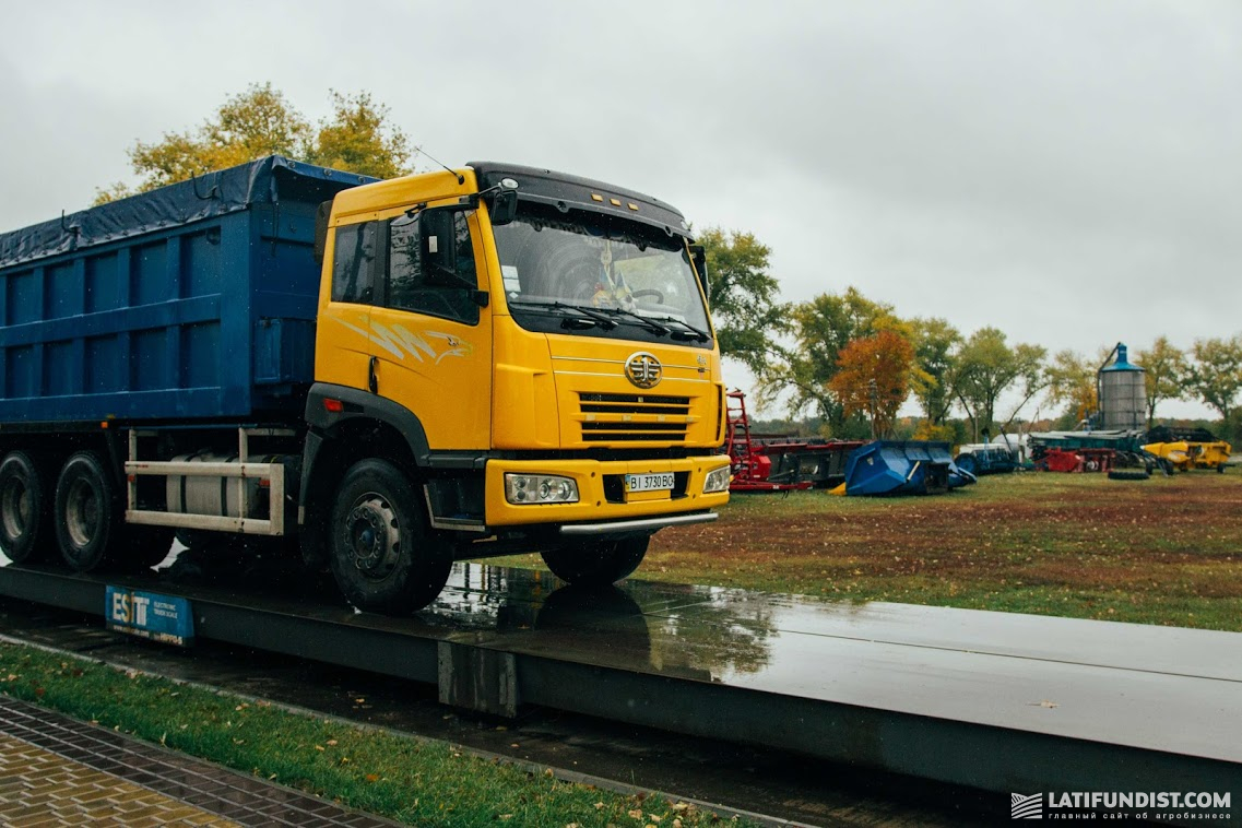 Перевозка зерновых автотранспортом: плохие дороги, перегрузы и ценовой  демпинг — Latifundist.com