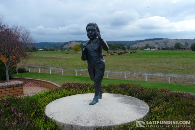 Памятник молодому Эрне́сту Ре́зерфорду в Новой Зеландии