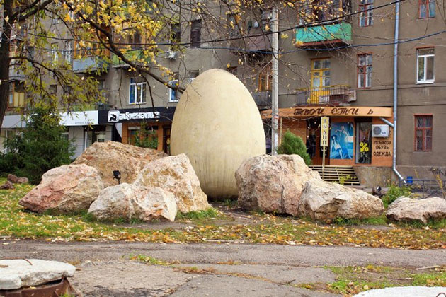 Памятник яйцу в Харькову