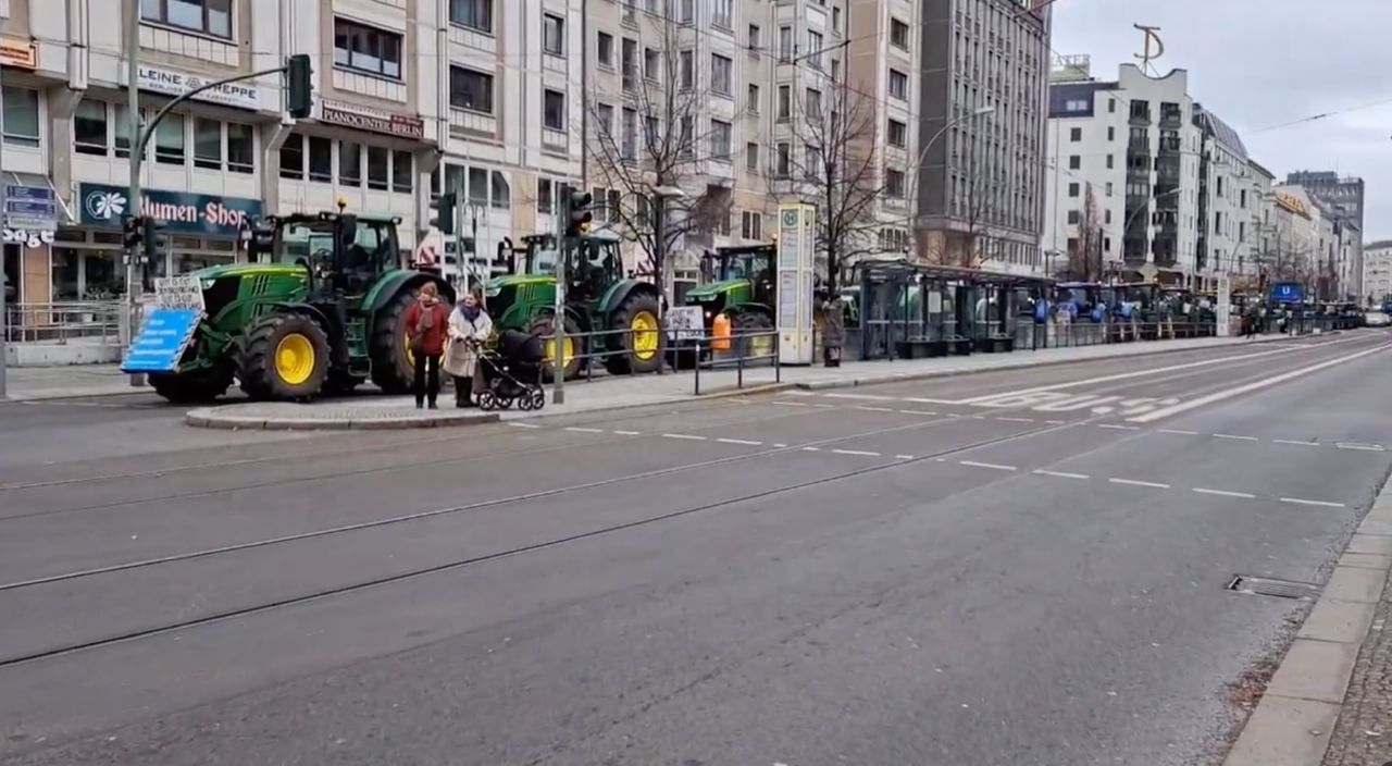 До Берліну прибули 250 тракторів (Скриншот відео)