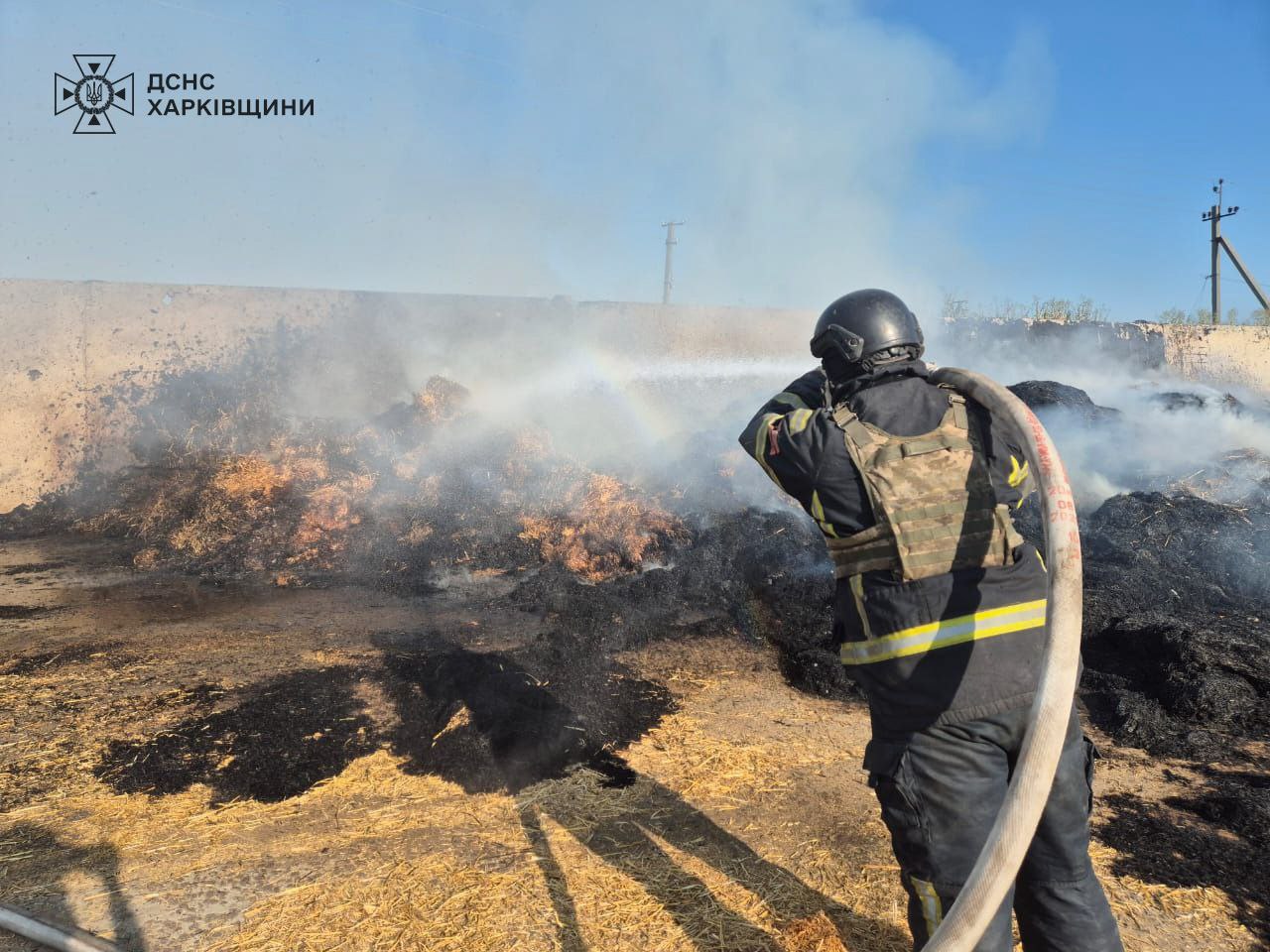 Наслідки обстрілу російськими КАБами сільгосппідприємства на Харківщині