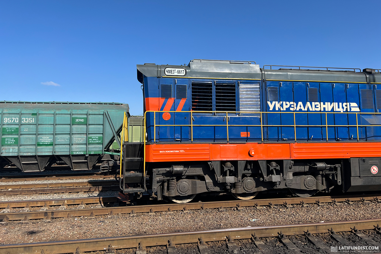 Вагони і тепловоз «Укрзалізниці» на одній із станцій Сумщини