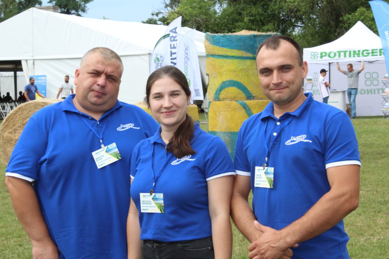 Представники науки «Хімагромаркетингу» на Дні поля в с. Ємчиха, червень 2023 року