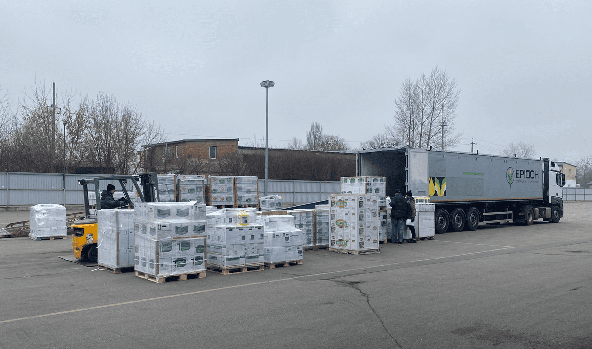 Завантаження продукції у вантажівки компанії «Ерідон» 